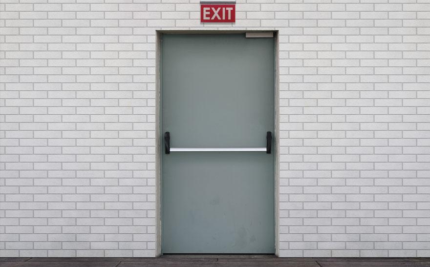 drzwi z napisem exit